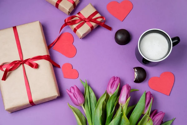 선물 상자, 달콤한, 하트와에 튤립 발렌타인 배경 — 스톡 사진