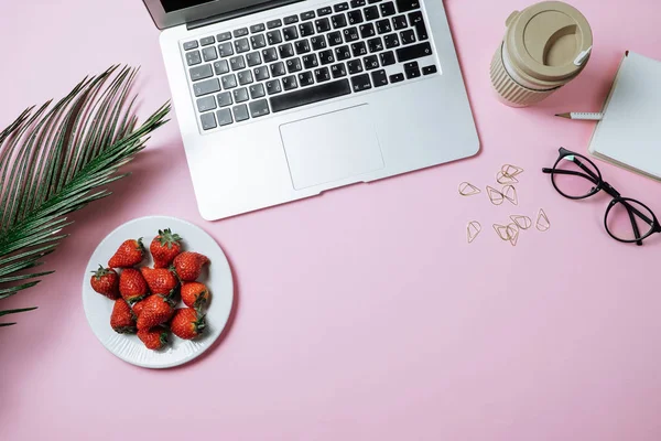 Χώρο εργασίας: Laptop, φύλλο φοίνικα, καφέ και φράουλα σε μια καρφίτσα — Φωτογραφία Αρχείου