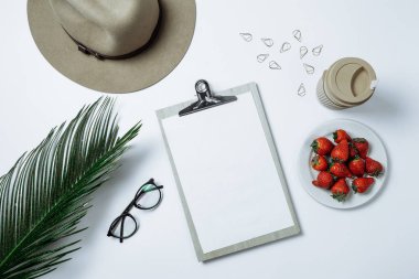 Çalışma alanı: pano, palmiye yaprağı, kahve ve şapka mavi ba