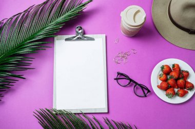 Çalışma alanı: pano, palmiye yaprağı, kahve ve bir mor şapka 