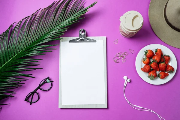 Çalışma alanı: pano, palmiye yaprağı, kahve ve bir mor şapka 