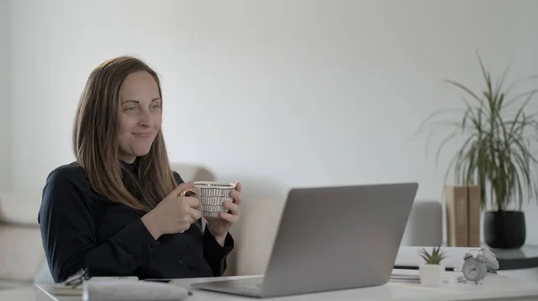 Улыбающаяся Молодая Женщина Фрилансер Помощью Ноутбука Компьютер Печатание Сообщения Пить — стоковое фото