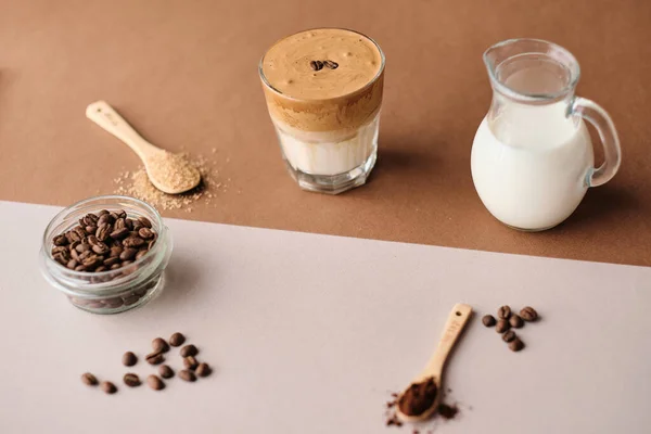 Café Helado Dalgona Con Leche Almendras Azúcar Morena Granos Café — Foto de Stock