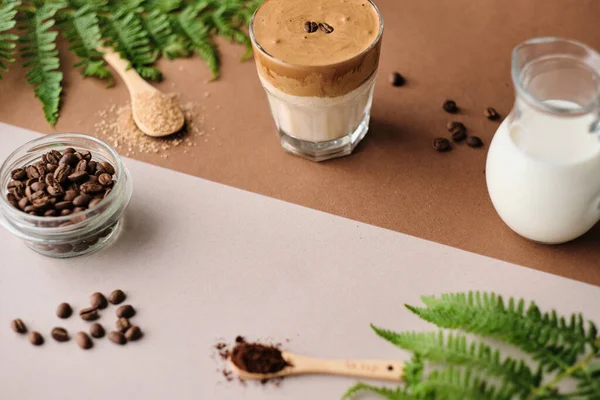 Café Helado Dalgona Con Leche Almendras Azúcar Morena Granos Café — Foto de Stock