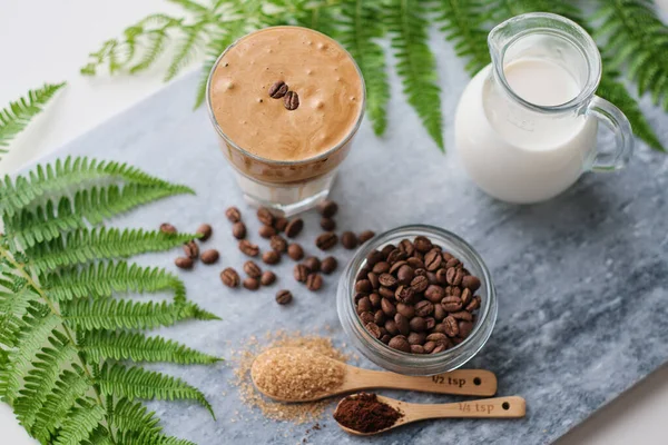 Vista Superior Del Café Dalgona Con Leche Almendras Azúcar Morena Imagen De Stock