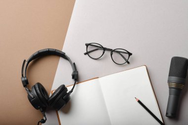 Podcast 'ler için mikrofon ve kahverengi arka planda siyah kulaklıklar için düz kompozisyon, online eğitim kavramı öğrenme