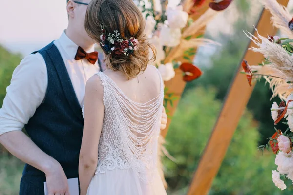 Belo Momento Uma Cerimônia Casamento Natureza Noiva Noivo Seguram Mãos — Fotografia de Stock