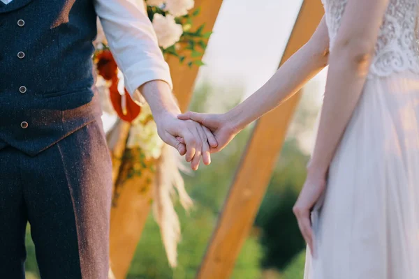 男と女の手は結婚式の屋外で一緒に保持 — ストック写真