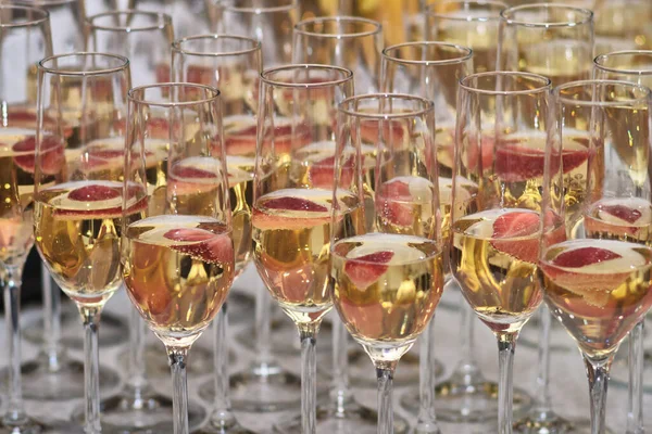 Groep Glazen Met Champagne Aardbeien Aan Buffettafel Een Feestje — Stockfoto