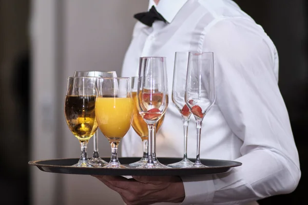 Ober Met Een Dienblad Met Drankjes Sappen Wijn Champagne Een — Stockfoto