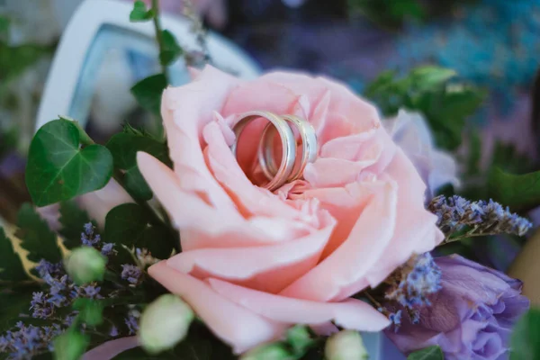 Close Anéis Casamento Buquê Rosas — Fotografia de Stock