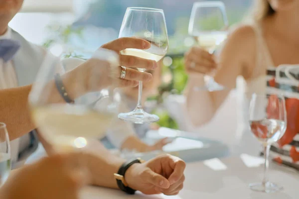 Nsanlar Terasta Bir Masada Ellerinde Şarap Şampanya Kadehleriyle Ele Tutuşuyorlar — Stok fotoğraf