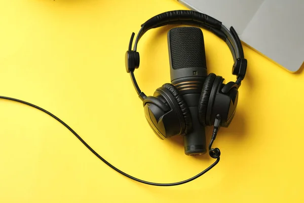 Composição Leigos Planos Com Microfone Para Podcasts Fones Ouvido Estúdio — Fotografia de Stock