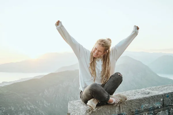 Gelukkige Reiziger Vrouw Met Dreadlocks Zittend Top Van Berg Handen — Stockfoto