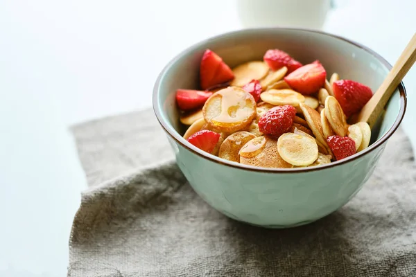 Blue Bowl Mit Müsli Pfannkuchen Mit Erdbeeren Und Ahornsirup Auf — Stockfoto