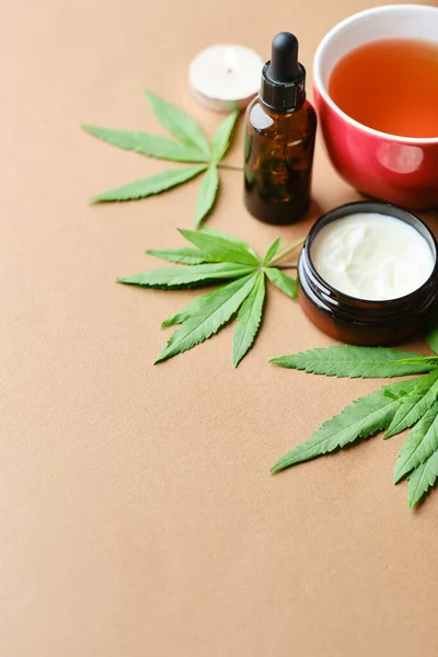 Cannabis Cosmetische Olie Crème Pot Fles Kruiden Een Groene Plant — Stockfoto