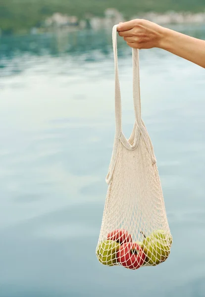 Mano Femenina Con Bolsa Neta Cero Residuos Para Frutas Sobre Imagen De Stock