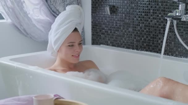Feliz Mujer Sonriente Con Una Toalla Cabeza Disfruta Baño Caliente — Vídeos de Stock