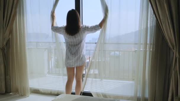 Widok Tyłu Kobiety Otwierającej Zasłony Oknie Cieszącej Się Nowym Dniem — Wideo stockowe