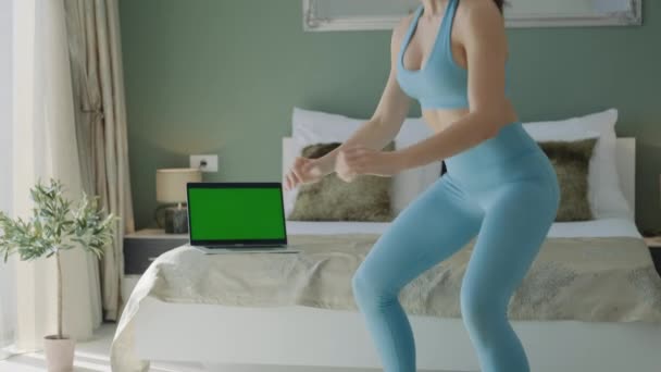 Mulher Atlética Bonita Fazendo Exercício Sentar Assistir Vídeo Laptop Casa — Vídeo de Stock