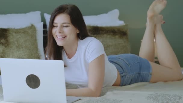 Brunnette Kobieta Wita Rozmawia Przyjaciółmi Wideo Czacie Pomocą Laptopa Leży — Wideo stockowe