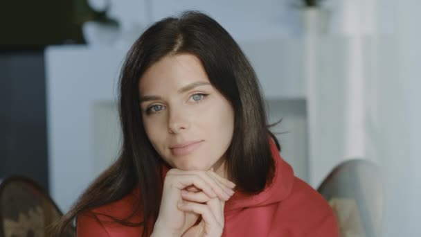 Przyjazny Młoda Brunetka Kobieta Czerwonej Bluzie Pozowanie Zbliżenia Portret Pomieszczeniach — Wideo stockowe