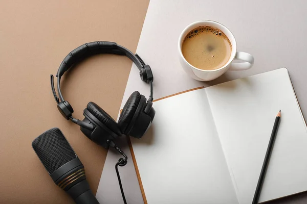 Composición Laica Plana Con Micrófono Para Podcasts Auriculares Estudio Negros — Foto de Stock