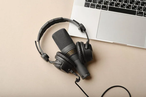 Podcast 'ler için mikrofon ve kahverengi arka planda kahve ve dizüstü bilgisayarlı siyah kulaklıklar için düz kompozisyon, çevrimiçi eğitim kavramı
