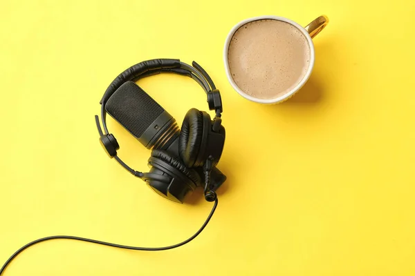 Composición Laica Plana Con Micrófono Para Podcasts Auriculares Estudio Negro — Foto de Stock