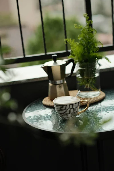 Varanda Acolhedora Com Plantas Xícara Café Mesa — Fotografia de Stock