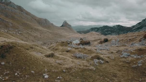 Karadağ Daki Durmitor Sonbahar Dağlarının Üzerinde Uçuyor Sonbaharda Ulusal Park — Stok video