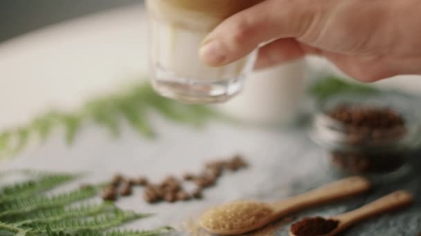 Kobieca Ręka Kawą Dalgona Mlekiem Migdałowym Brązowym Cukrem Ziarnem Kawy — Wideo stockowe