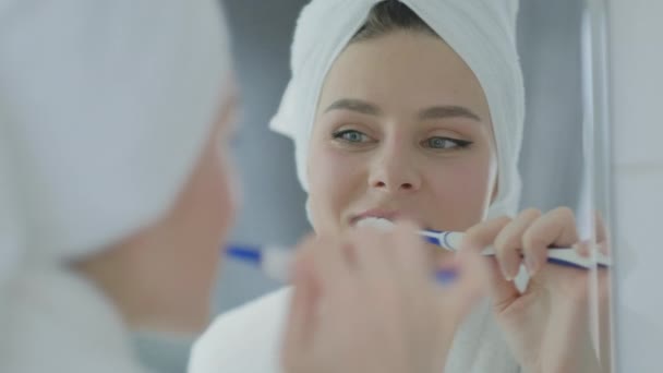 Mujer Joven Cepillarse Los Dientes Mirando Espejo Baño Casa Cuidado — Vídeos de Stock