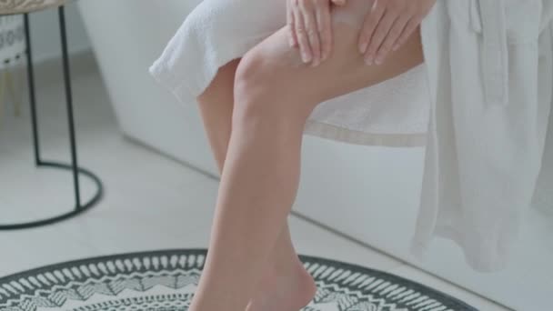 Feche Pernas Femininas Mulher Aplicando Loção Óleo Seu Corpo Banheiro — Vídeo de Stock