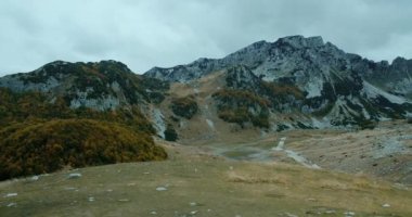 Karadağ 'daki Durmitor Milli Parkı' ndaki sonbahar dağlarının muhteşem manzarası