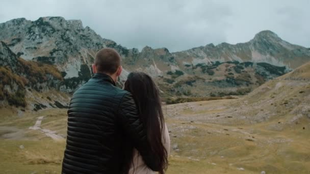 Tillbaka Visa Par Varma Kläder Tittar Bergen Durmitor National Park — Stockvideo