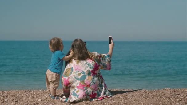 Mulher Milenar Feliz Com Menino Fazendo Videochamada Com Pais Sentado — Vídeo de Stock