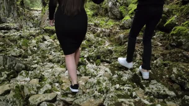 Mulher Câmara Lenta Homem Vestido Preto Caminhando Juntos Pela Floresta — Vídeo de Stock