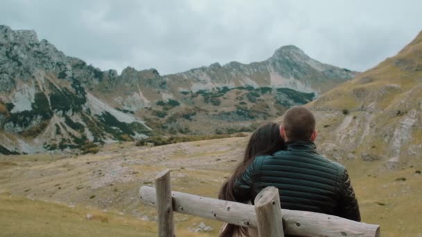 Tillbaka Visa Romantiska Par Sitter Bänken Och Tittar Bergen Durmitor — Stockvideo