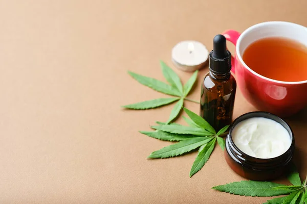 Cannabis Cosmetische Olie Crème Pot Fles Kruiden Een Groene Plant — Stockfoto