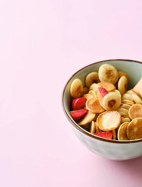 Blaue Schüssel Mit Müsli Pfannkuchen Mit Erdbeeren Und Ahornsirup Auf — Stockfoto