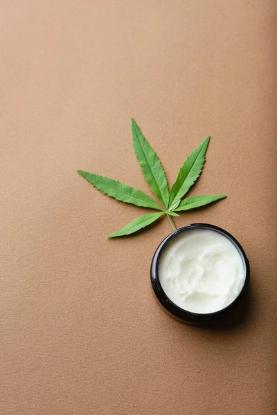 Vista Superior Cannabis Creme Óleo Cosmético Frasco Garrafa Uma Folha — Fotografia de Stock