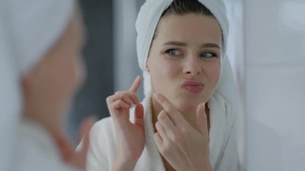 Mujer Disgustada Mirando Espejo Reflejo Apretando Acnes Cara Piel Cuarto — Vídeos de Stock