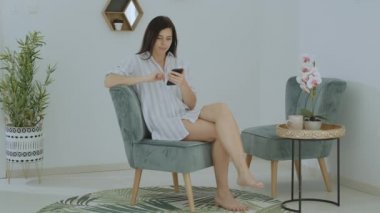 Çekici esmer kadın, günlük giysiler içinde. Ofiste telefonla mesaj yazıyor. Genç kız telefonda ağır çekimde sohbet ediyor..