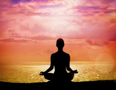 Yoga siluet sahilde ışınları şafak