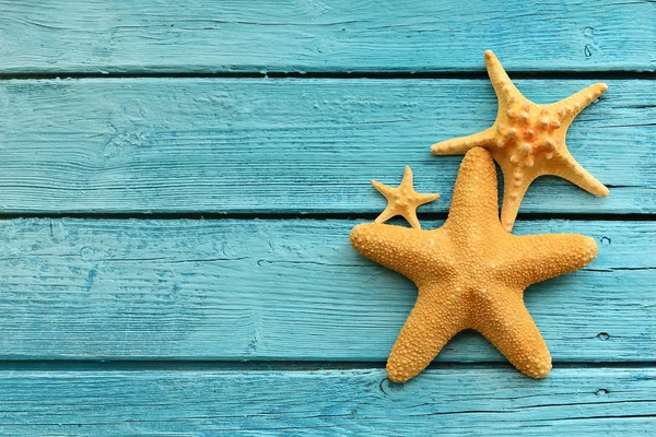 Estrella de mar sobre fondo de madera azul. Vista superior  . —  Fotos de Stock