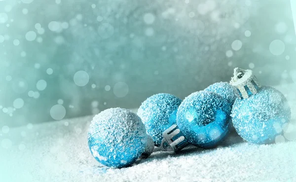 Noel topları ve arka plan üzerinde kar tanesi — Stok fotoğraf