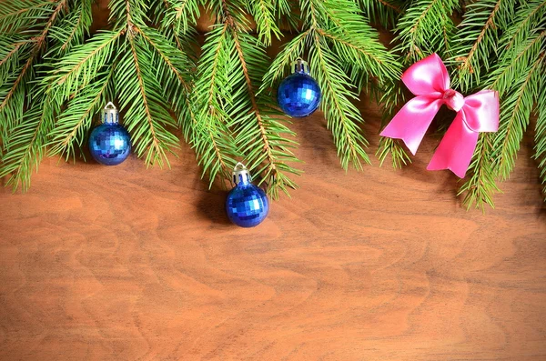 Kerst dennenboom met decoratie op een houten plank. — Stockfoto