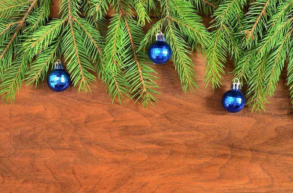 Kerst dennenboom met decoratie op een houten plank. — Stockfoto