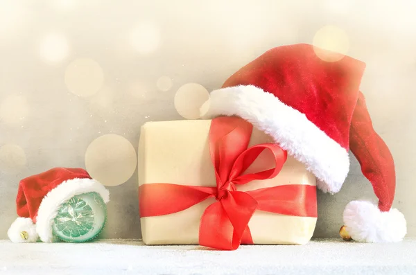 Doos met kerstcadeau en KERSTMUTS op grijze achtergrond — Stockfoto